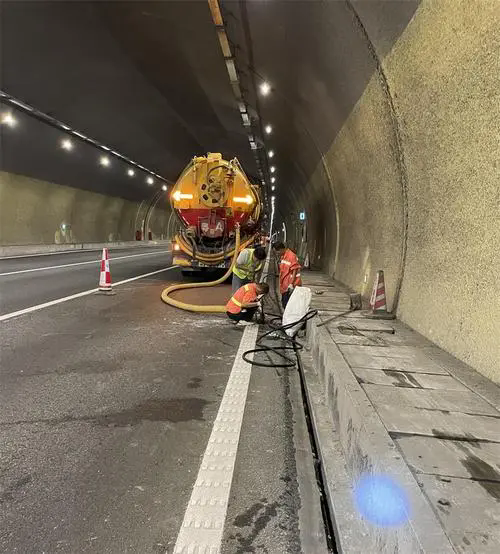 黄岩隧道排水渠清淤